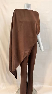 Le mannequin porte une robe marron et un châle marron.