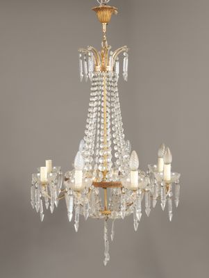 un grand lustre en cristal suspendu au plafond