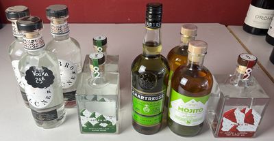 de nombreuses bouteilles d'alcool posées les unes à côté des autres sur un comptoir
