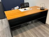 une photo d'un bureau en bois dans un bureau
