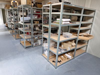 Vingt-trois étagères en métal et contreplaqué à différents n…