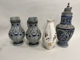 trois vases sont posés les uns à côté des autres sur une surface blanche