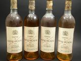 trois bouteilles de vin posées l'une à côté de l'autre sur une table