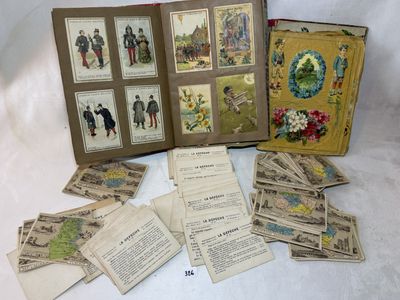 un livre ouvert posé sur une table blanche, à côté d'une pile de vieux livres