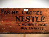 une vieille caisse en bois avec une étiquette, posée sur une table