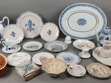 de nombreux types de porcelaine sont exposés sur la table
