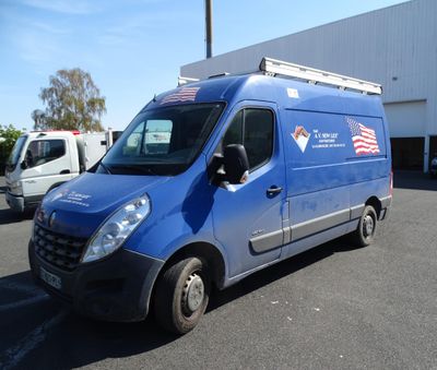 une camionnette bleue garée dans un parking