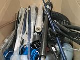 une boîte remplie d'outils, avec des outils à l'intérieur