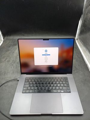 un ordinateur portable posé sur une table