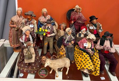 de nombreuses figurines posées sur une étagère