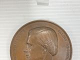 gros plan d'une pièce de monnaie sur laquelle figure un visage de femme