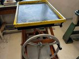 une image représentant un espace de travail avec une table et une chaise