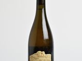 une bouteille de vin posée sur une table