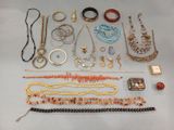 de nombreux colliers et bracelets différents disposés sur une table