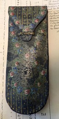 un étui posé sur une feuille de papier