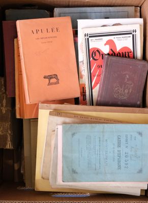 une boîte pleine de livres posée sur une table