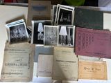 un tas de vieux livres posés sur une table