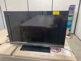 La télévision à écran plat est posée sur la table dans la pièce.
