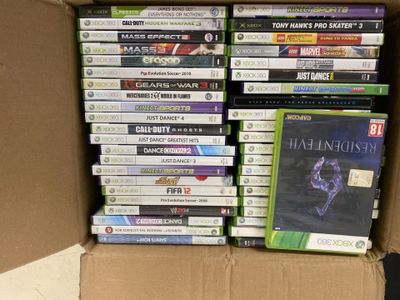 plein de jeux vidéo dans une boîte posée par terre