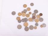 un gros plan sur un tas de pièces posé sur une surface blanche