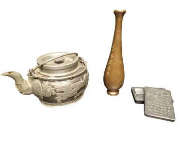 une théière en argent et une théière en bois placées l'une à côté de l'autre