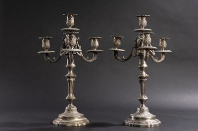 paire de candélabres anciens en métal argenté avec bougeoirs
