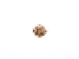 Gros plan sur une bague ornée d'une fleur