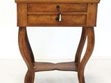 une petite table en bois surmontée d'un tiroir