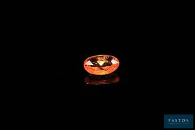 un losange orange sur fond noir