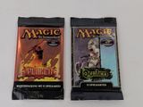 deux paquets de cartes « Magic : The Gathering » posés sur la table