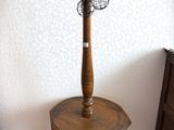une table surmontée d'une lampe dans une pièce