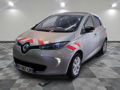 une photo d'une voiture argentée ornée d'une bande rouge