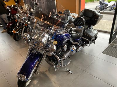 de nombreuses motos garées dans un showroom