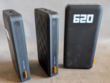 deux appareils électroniques posés l'un à côté de l'autre sur une table