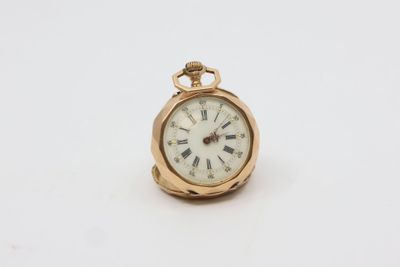 une montre de poche ancienne avec des chiffres romains et des chiffres romains sur le cadran
