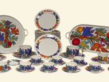 tout un tas d'assiettes et de tasses différentes sur la table