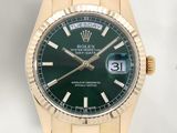une photo d'une montre Rolex avec un cadran vert et un bracelet en or