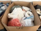 une boîte en carton remplie de vêtements et d'autres objets