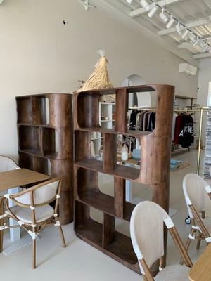une pièce avec une table, des chaises et une bibliothèque