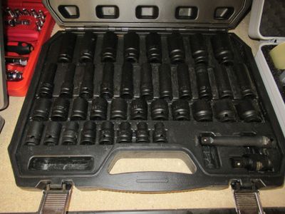 un bac à outils contenant tout un tas d'outils
