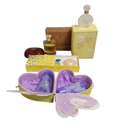 Lot de 4 articles relatifs à l'univers de la parfumerie dont…