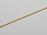 un bracelet à chaîne en or avec une breloque en forme de cœur sur fond blanc