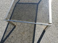 Table basse piètement métallique et plateau de verre fumé. (photo 5)