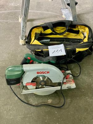 une photo d'une trousse à outils et d'une scie circulaire