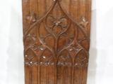 une photo d'une porte en bois sculptée à côté d'un penny