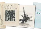 Plusieurs livres sont empilés les uns sur les autres sur une surface blanche.