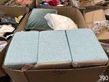 de nombreux cartons d'objets posés à même le sol