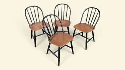 quatre chaises avec assise et dossier en bois sur fond blanc
