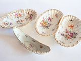 trois assiettes ornées de motifs floraux