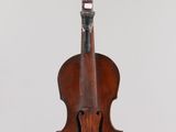 un gros plan d'un violon suspendu à une corde accrochée au mur